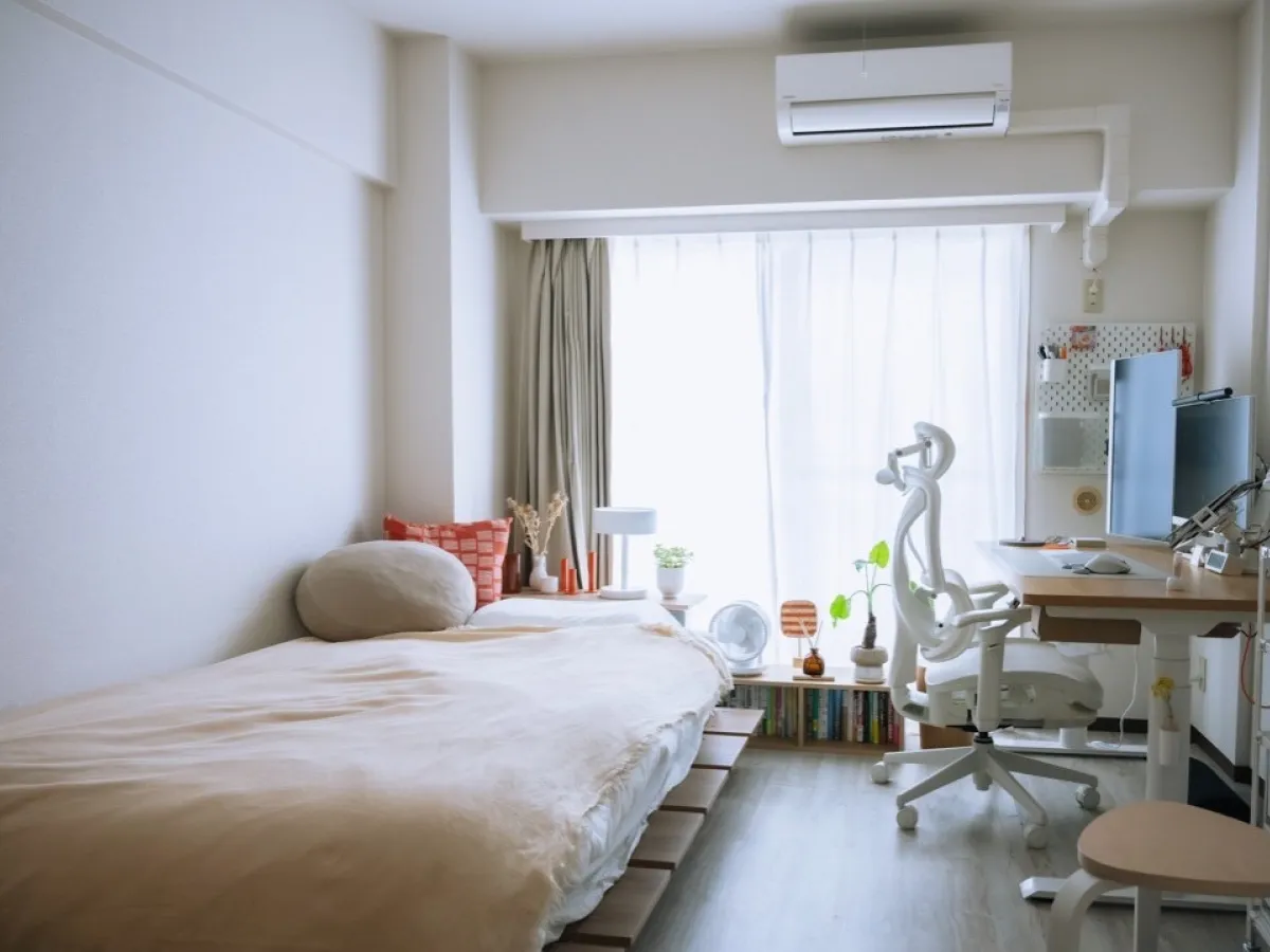 自然光の入る、整えられた1Kの部屋